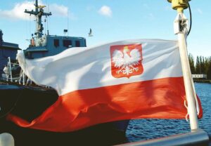 Polnische Seekriegsflagge mit dem goldgekrönten weißen Adler