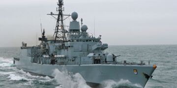Fregatte KÖLN beim RAS-Anlauf (Replenishment at Sea) im Januar 2008
