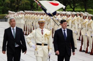 Verteidigungsminister Andrews besucht Japan
