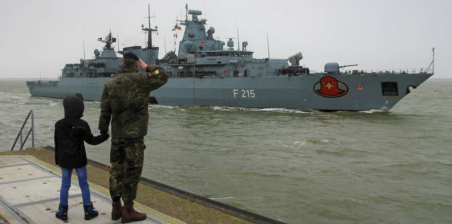 Admiral Kuchler begrüßt mit seinem Sohn die "Brandenburg"