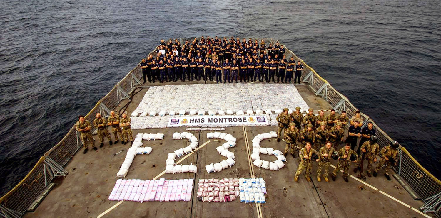 Die stolze Besatzung der HMS "Montrose" mit den beschlagnahmten Drogen