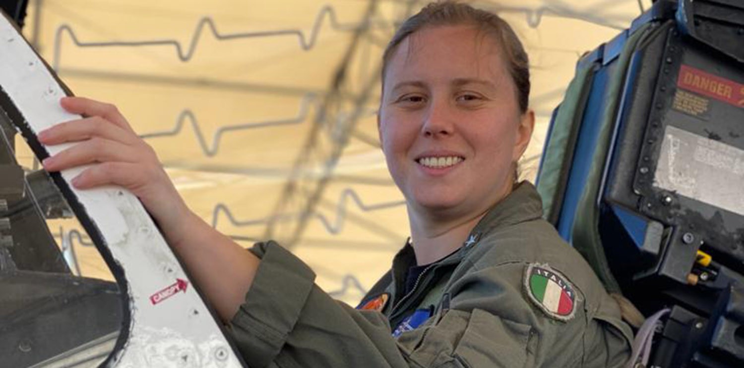 Die ersten Italienierin im Pilotensitz eines Marine-Jets: Erika Raballo