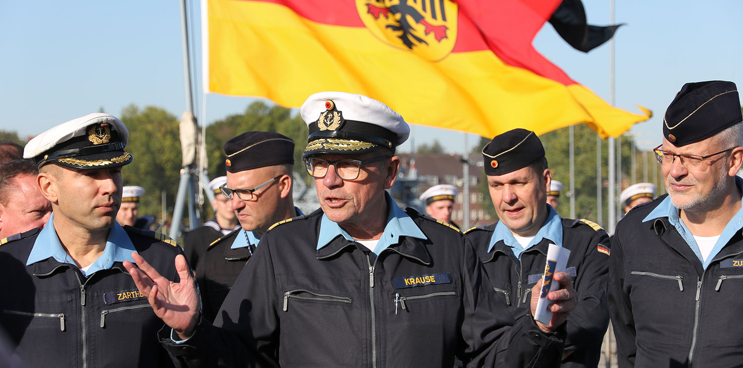 Vizeadmiral Andreas Krause im Kreis von Soldaten