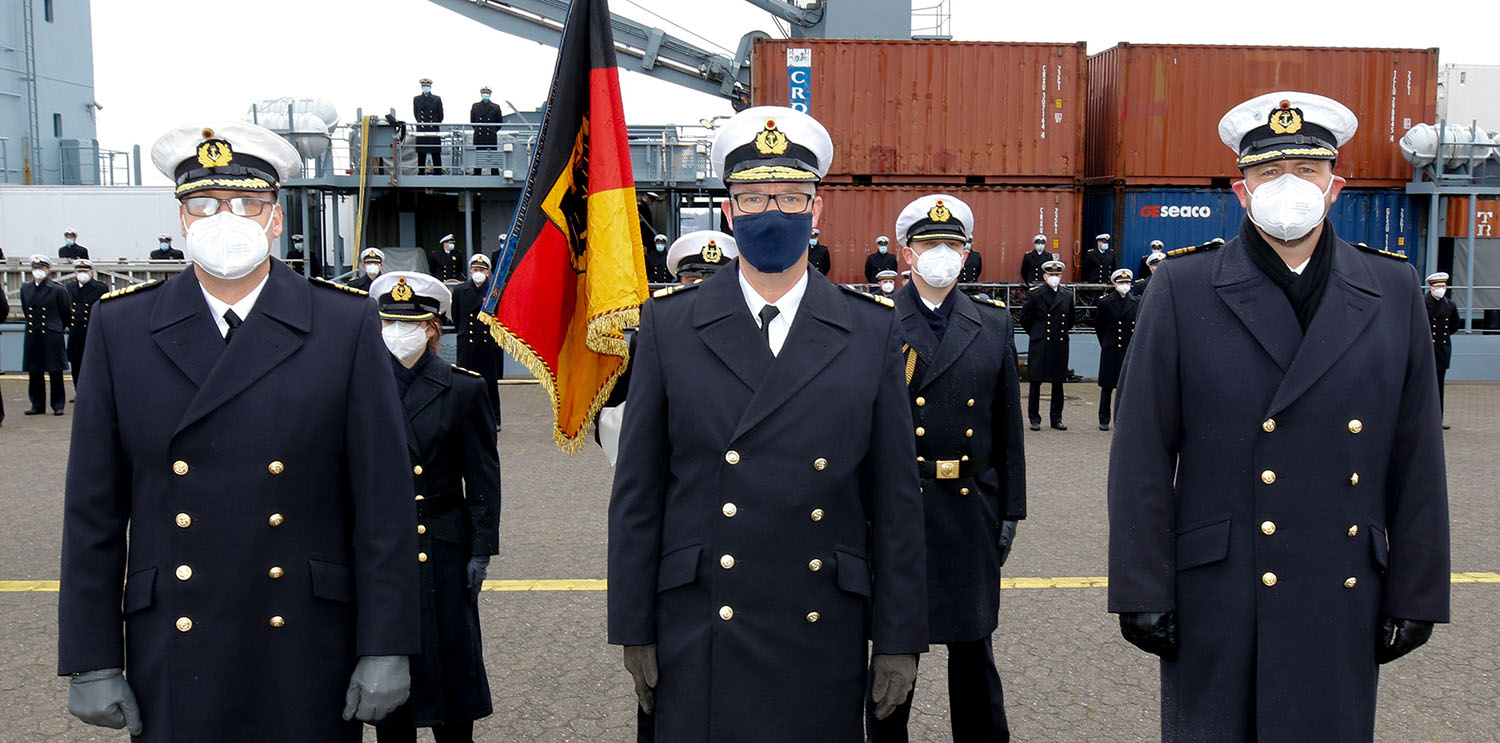 Übergabe durch Flottillenadmiral Christian Bock (M.)