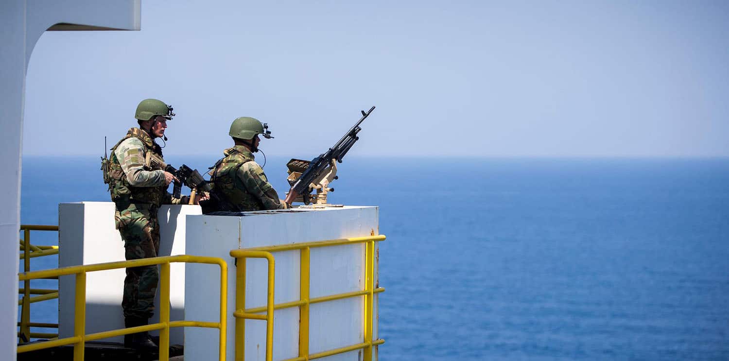 Niederländische Soldaten an Bord eines Handelsschiffes