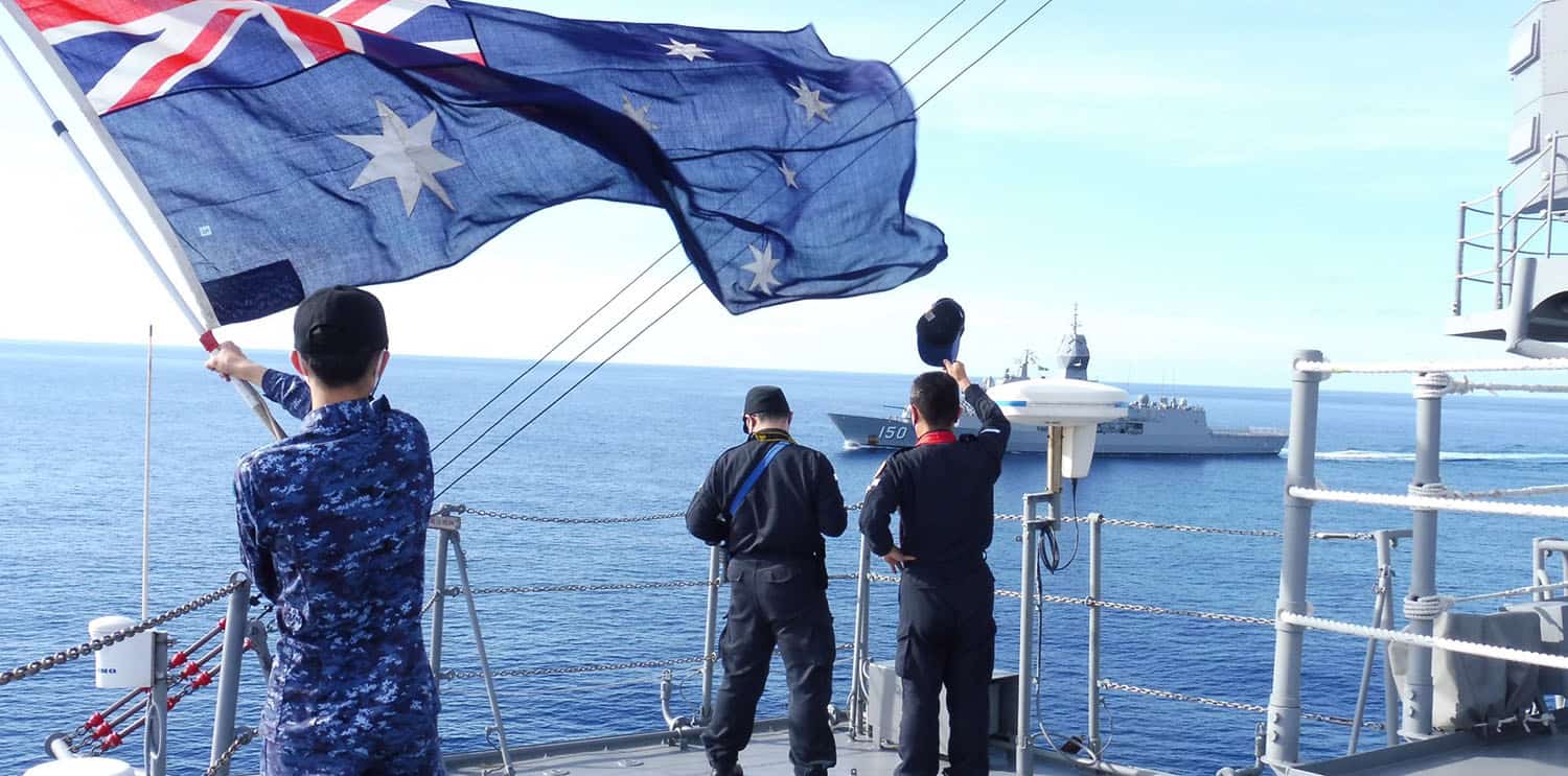 Japanische Soldaten grüßen das australische Schiff