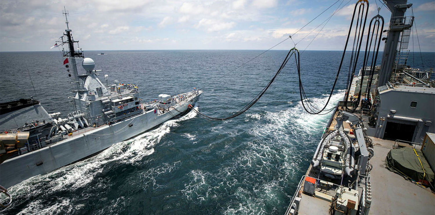 HMAS Sirius versorgt die malaysische Korvette Lekir