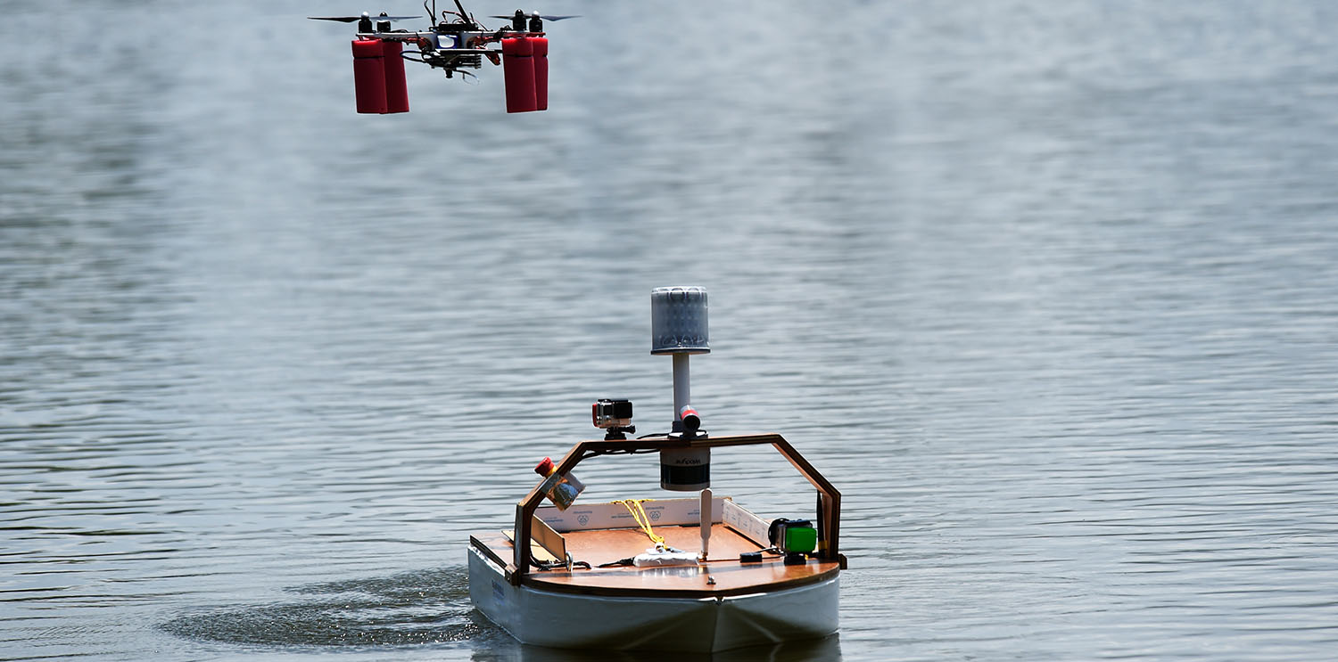 Kleines Versuchsboot und Luftdrohne bei der Intl. RoboBoad Competition in South Daytona