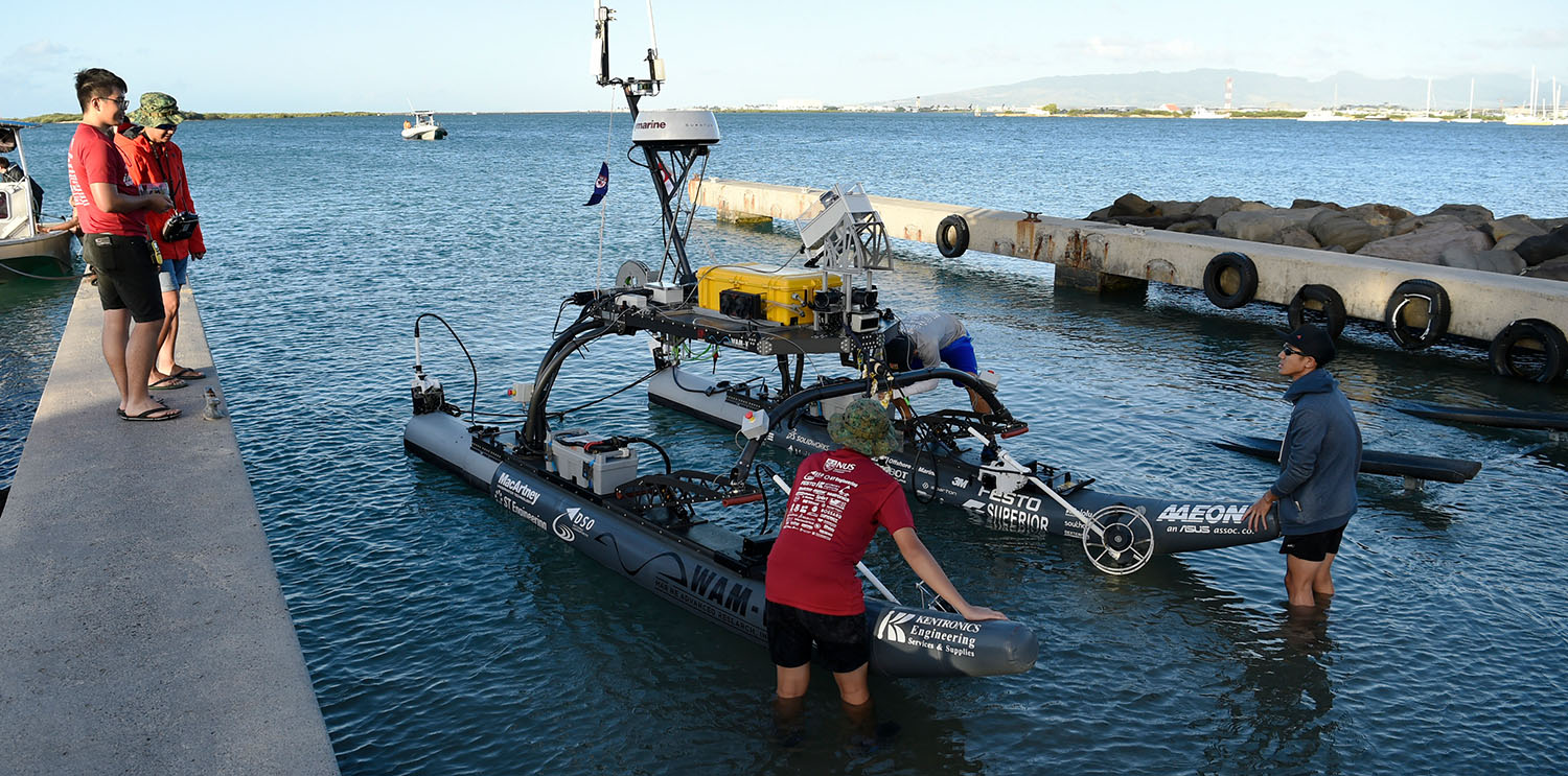 Studenten aus Singapur beim Klarmachen eines Autonomen Fahrzeugs bei der Maritime RobotX Challenge des ONR auf Hawaii