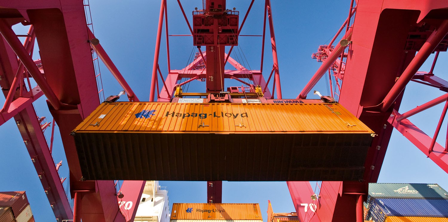 Verladung eines Containers von Hapag-Lloyd