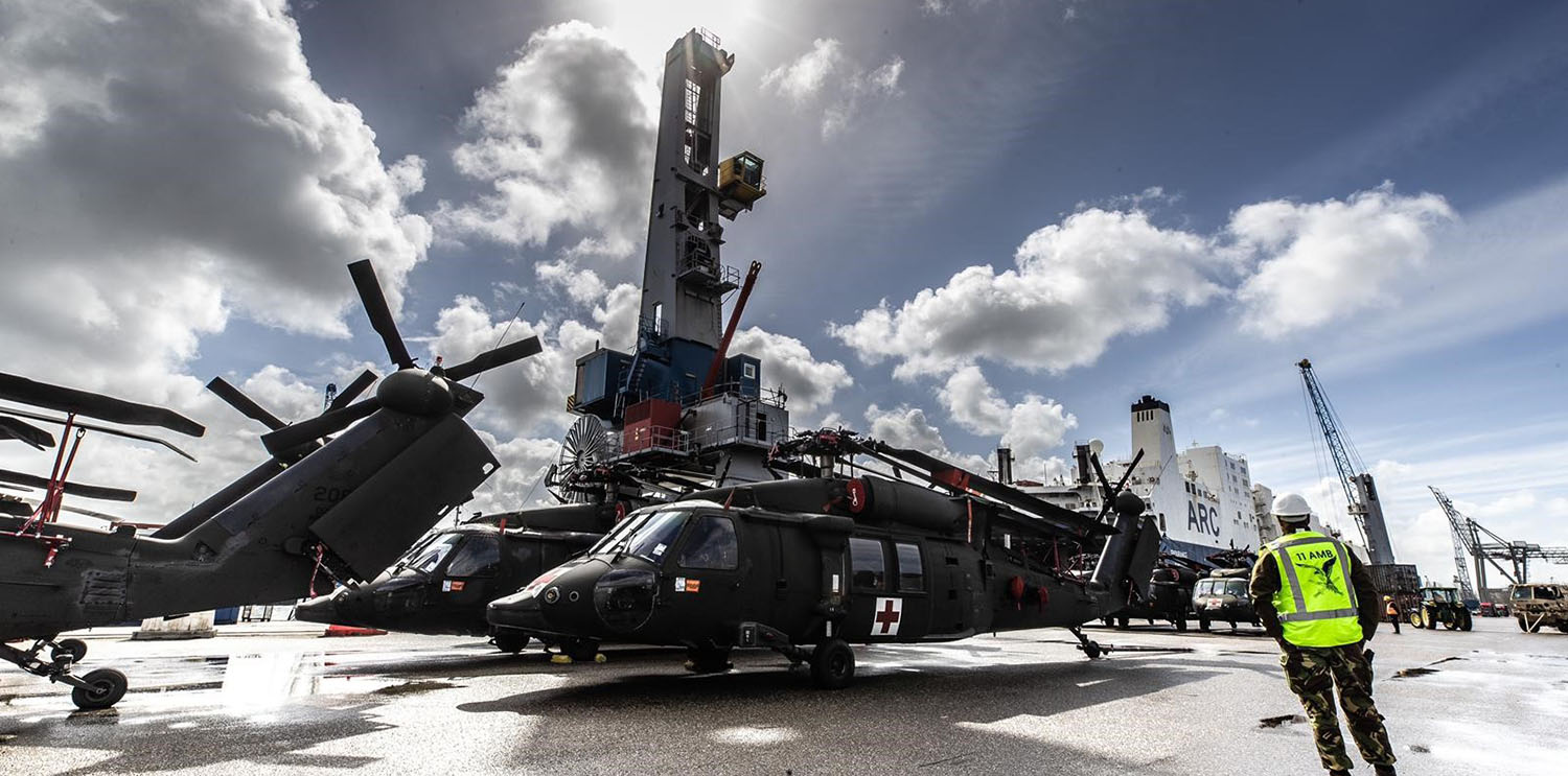 Amerikanische Hubschrauber vor der Verladung in Rotterdam