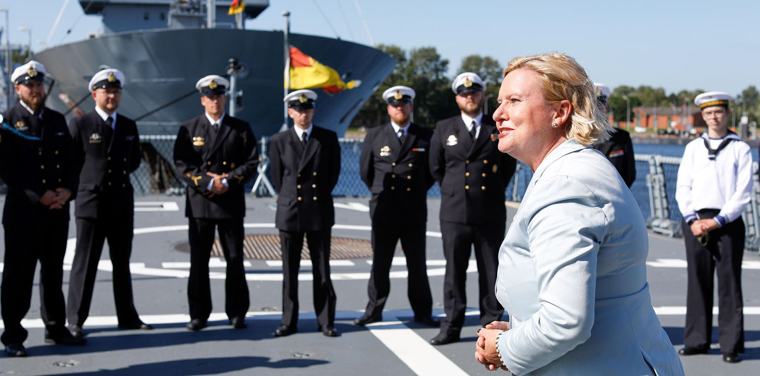 Eva Högl im Gespräch mit Marinesoldaten