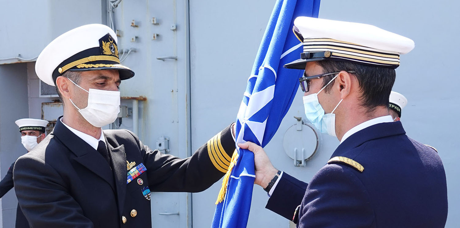 Capt. Yusuf Karagulle (l.) übergibt an Cdr. Gregory Guiran