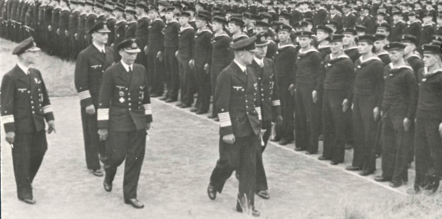 Dönitz (v.) beim Besuch in Plön 1944