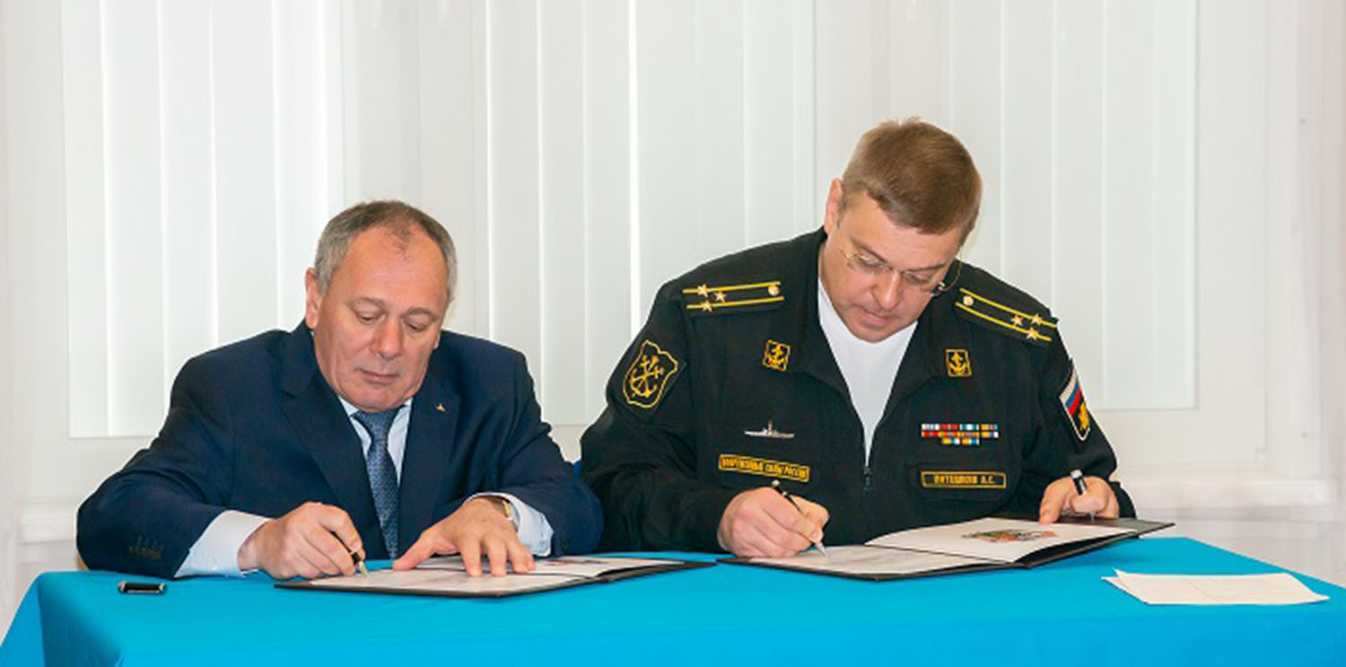 Michail Budnichenko (l.) und Kapitän zur See Alexei Poteschkin unterzeichen die Abnahmedokumente