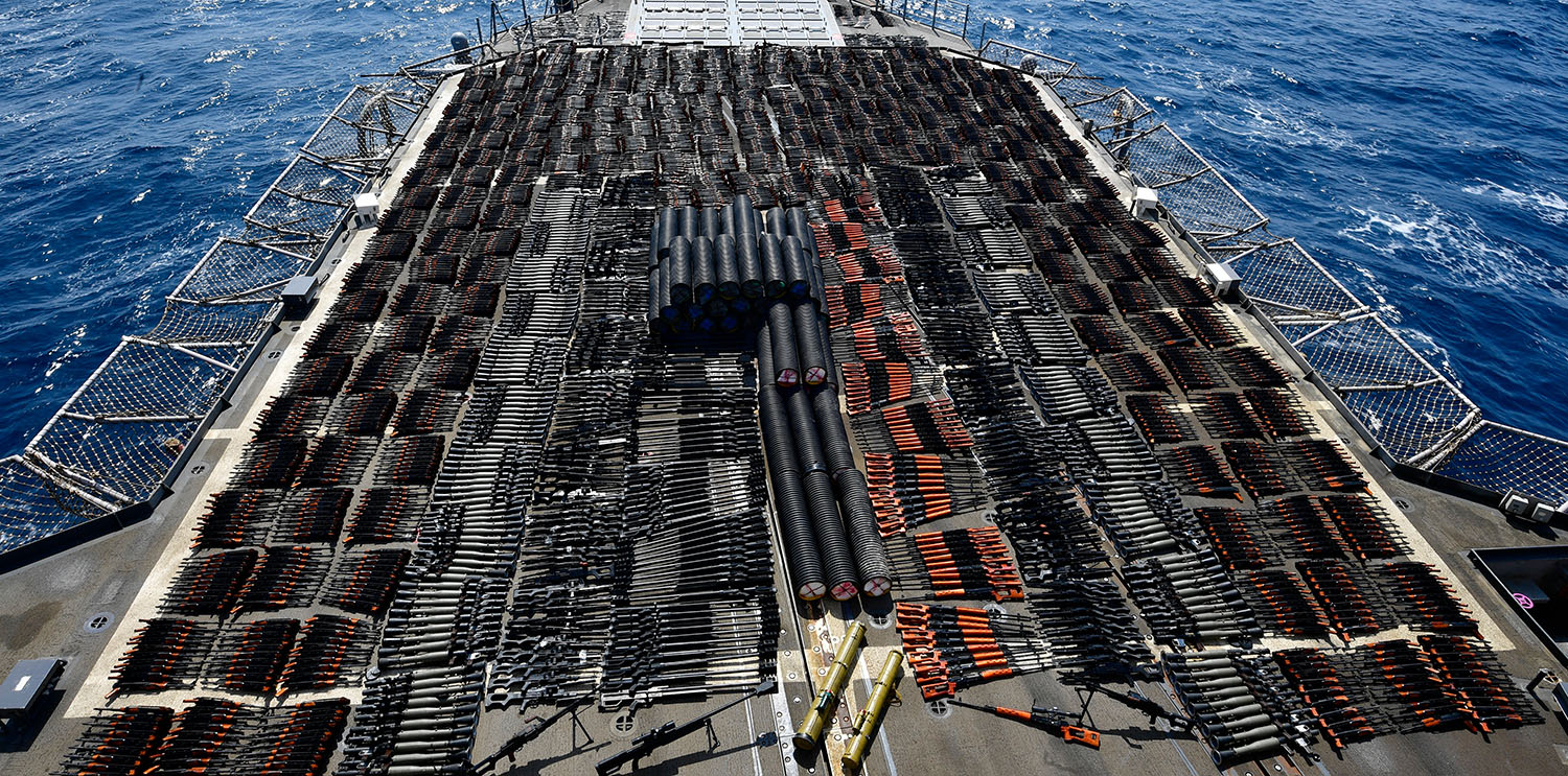 Tausende von Waffen auf dem Deck der USS Monterey