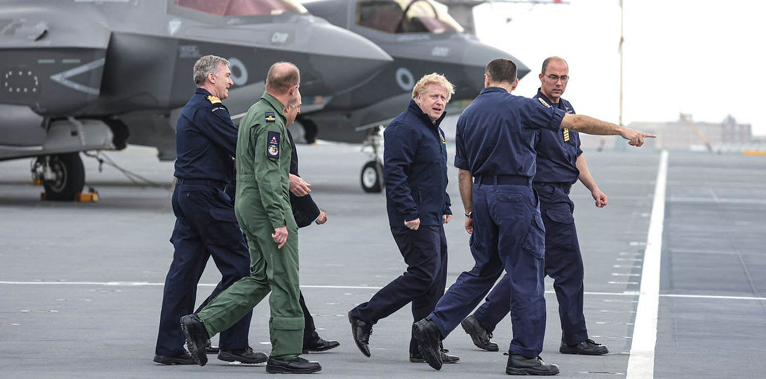 Prime Minister Boris Johnson mit Offizieren an Bord der QE