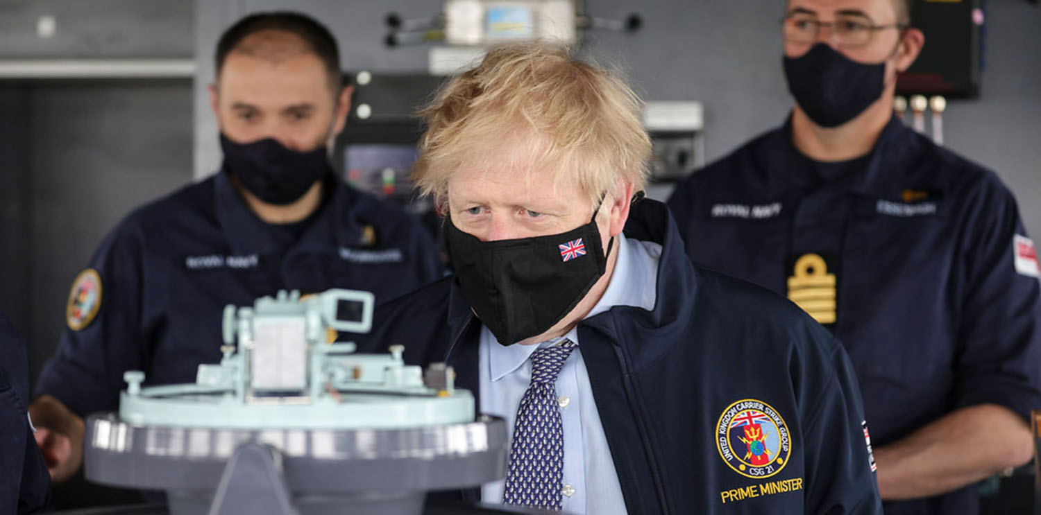 Boris Johnson auf der Brücke der Queen Elizabeth