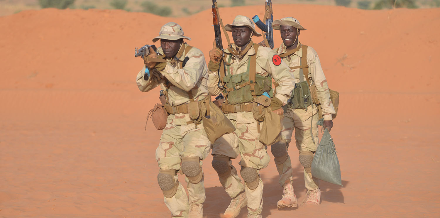 Taktische Waffenausbildung eines Trupps der nigrischen Spezialkräfte