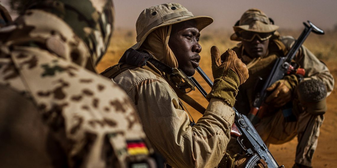 Deutsche Ausbilder unterweisen nigrische Soldaten