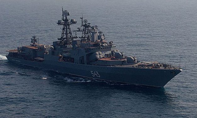 Russische Marine übt den Angriff auf einen Flugzeugträger