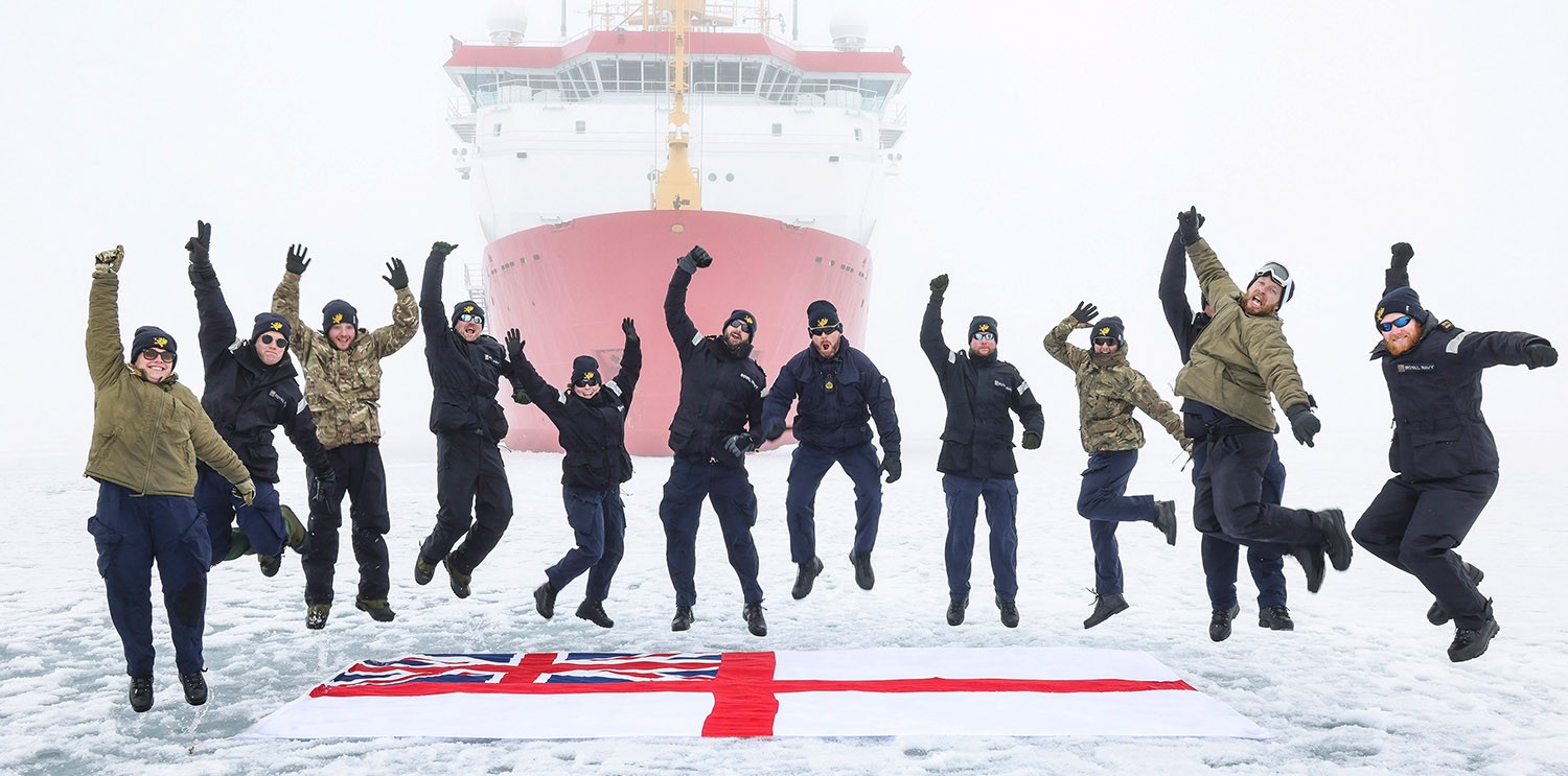 Schrei vor Glück: Besatzungsangehörige der Protector im Eis