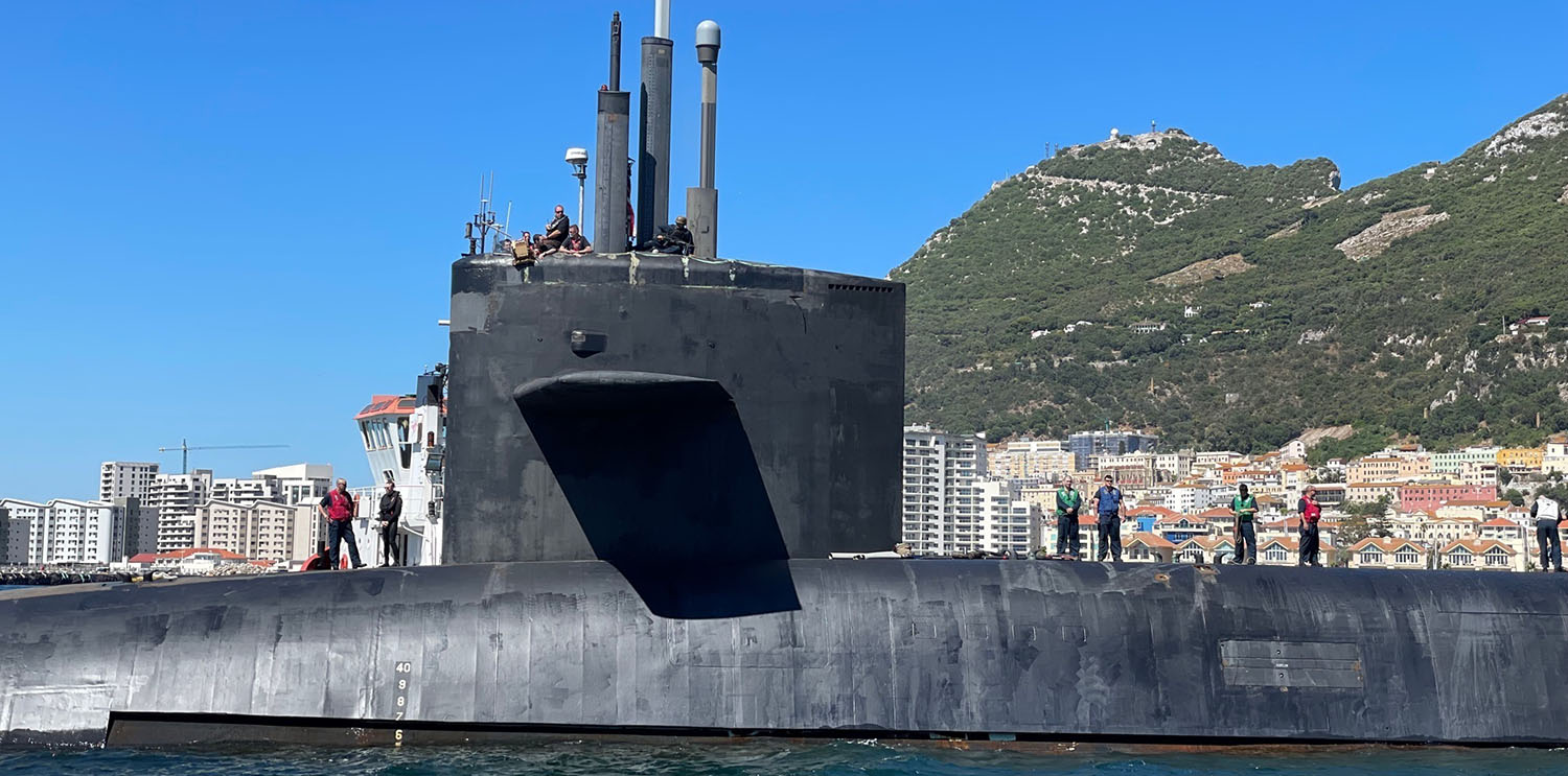 USS Alaska vor dem Affenfelsen von Gibraltar