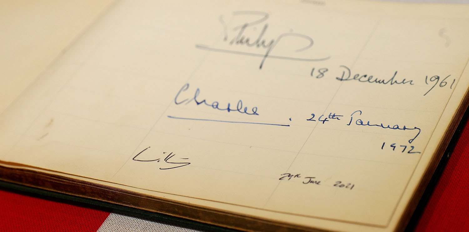 Wenig Text, aber trotzdem historisch wertvoll: Unterschriften der königlichen Familie im Gästebuch