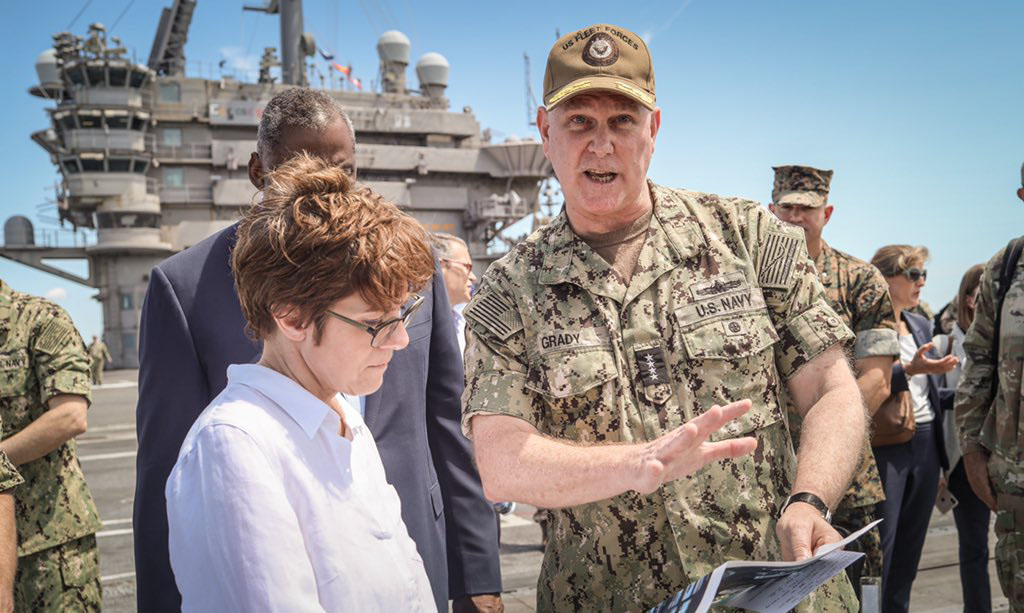US-Admiral Christopher Grady und Ministerin Kramp-Karrenbauer, dahinter US-Verteidigungsminister Lloyd Austin