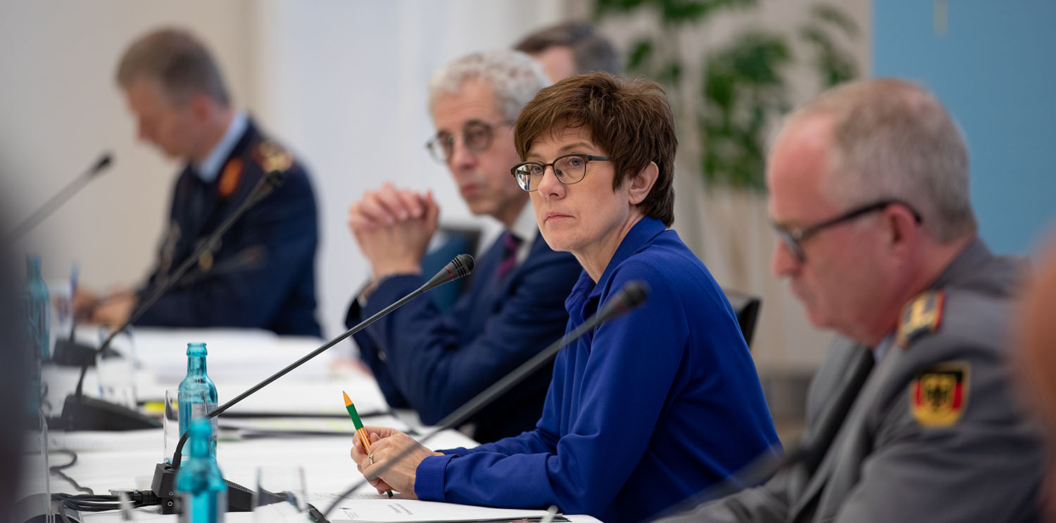 Staatssekretär Gerd Hoofe, Ministerin Kramp-Karrenbauer und Generalinspekteur Eberhard Zorn (v.l.)