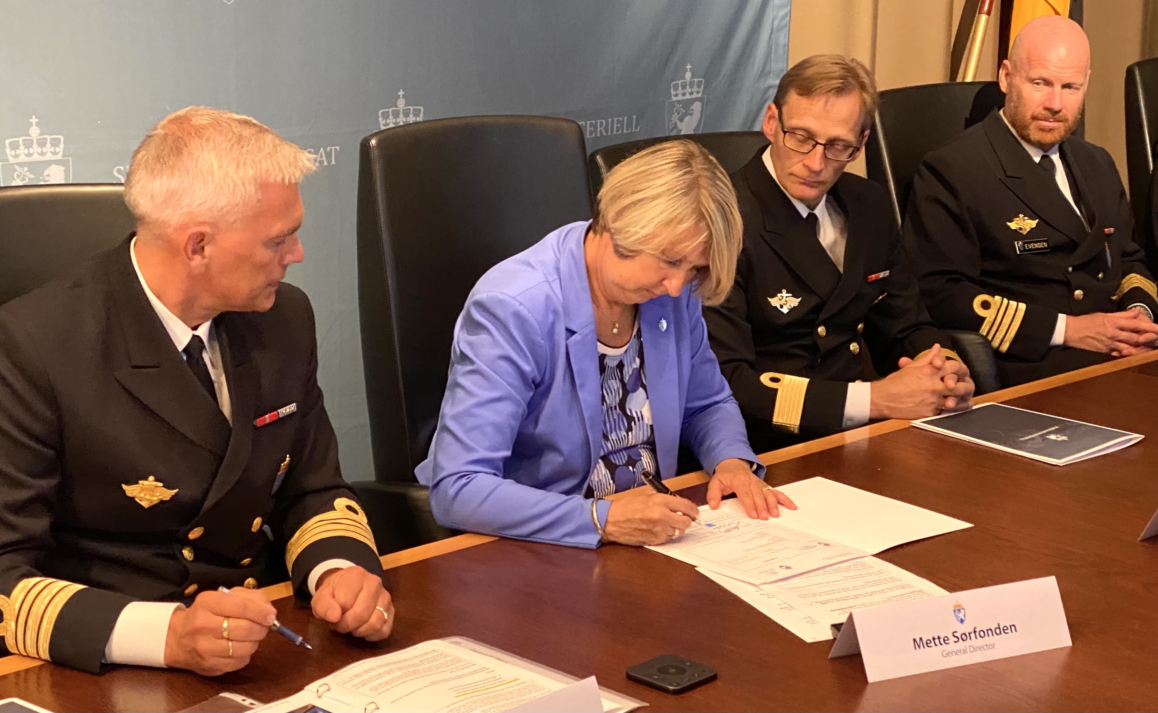 Vertragsunterzeichnung auf norwegischer Seite