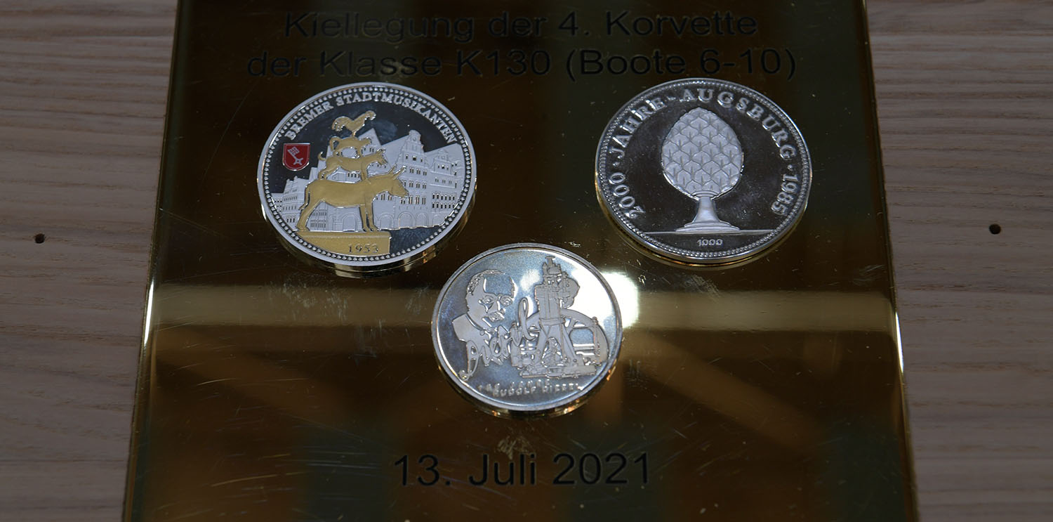 Messingplatte mit Kiellegungsmünzen