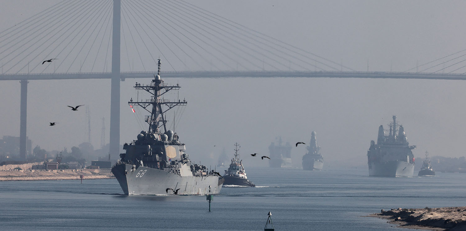 USS The Sullivans mit der UK Carrier Strike Group im Sueskanal