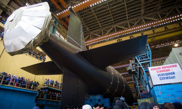 Russisches U-Boot wartet auf Stapellauf