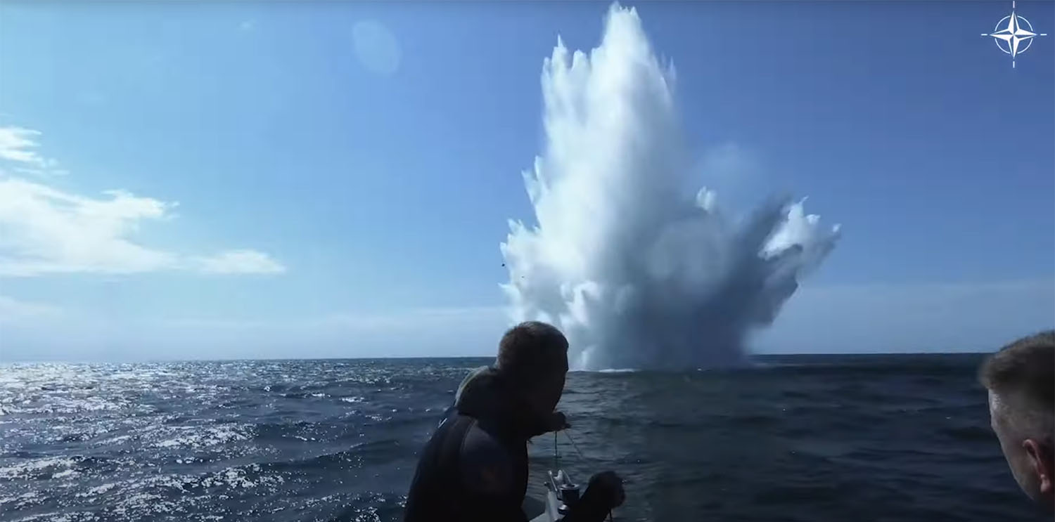 Minentaucher beobachten die Sprengung einer Mine in der Ostsee