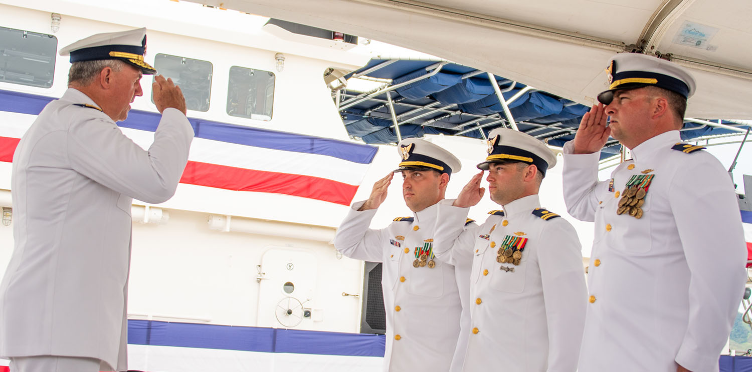 Admiral Karl Schultz, Kommandeur der US Coast Guard, grüßt die Kommandanten der drei neuen Boote