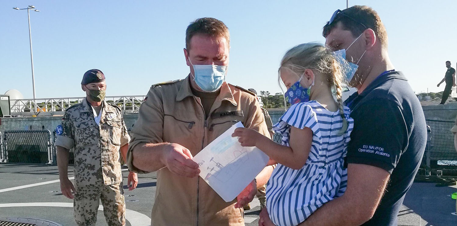 Ein Bild sagt mehr als 1000 Worte: Fregattenkapitän Kalski mit Angehörigen der EU Navfor