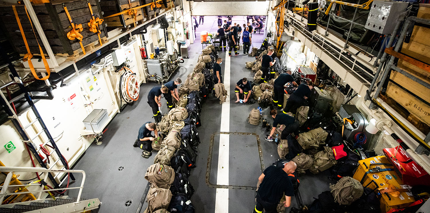 Französische Feuerwehrleute im Hangar der HNLMS Holland