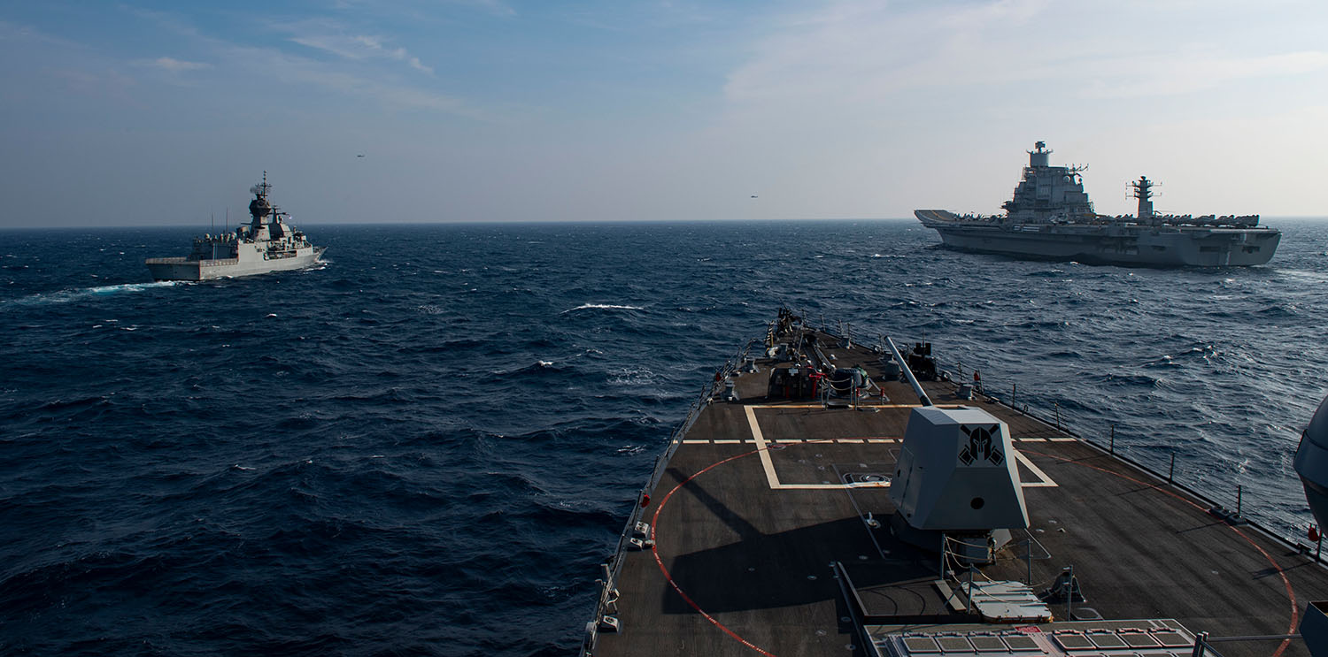 Im vergangenen Jahr nahmen HMAS Ballarat (l.) INS Vikramaditya (r.) und USS Sterett an Malabar teil