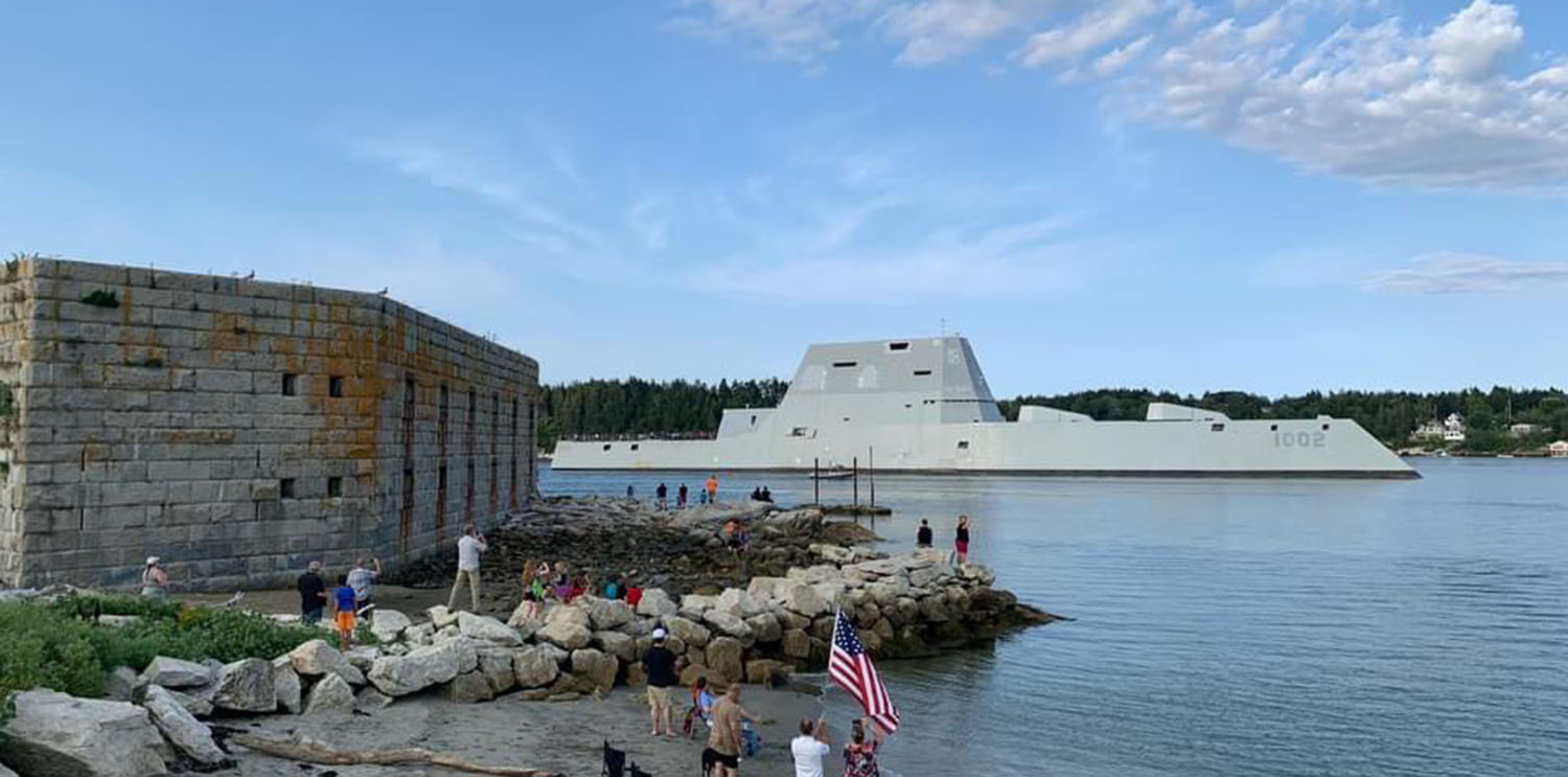 Die USS Lyndon B. Johnson passiert Fort Popham