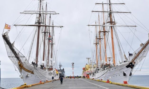 CHILE: Gottesdienst auf zwei Segelschulschiffen