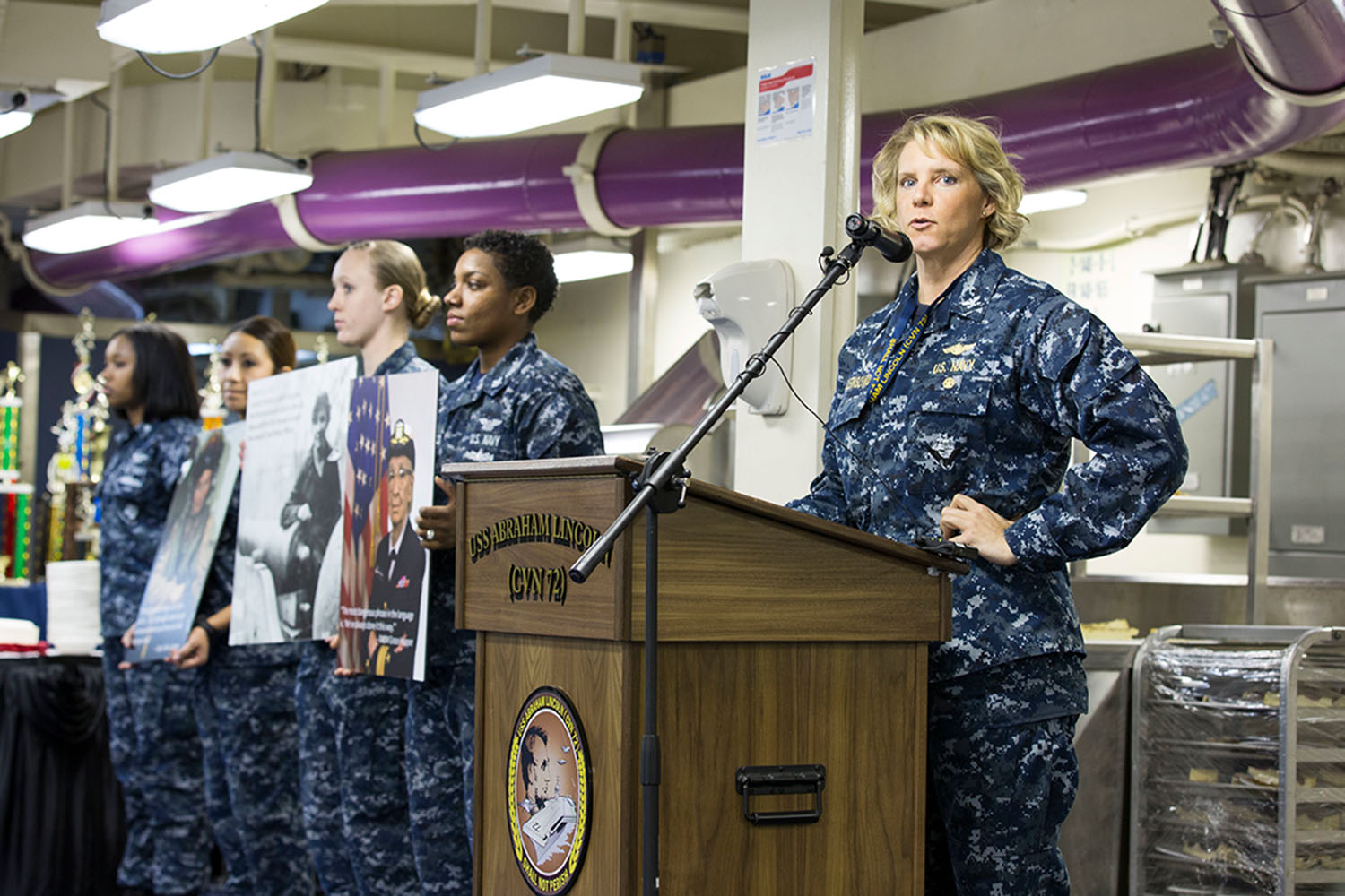 Captain Amy Bauernschmidt (r.) als Erster Offizier der "Abraham Lincoln" im Jahr 2016