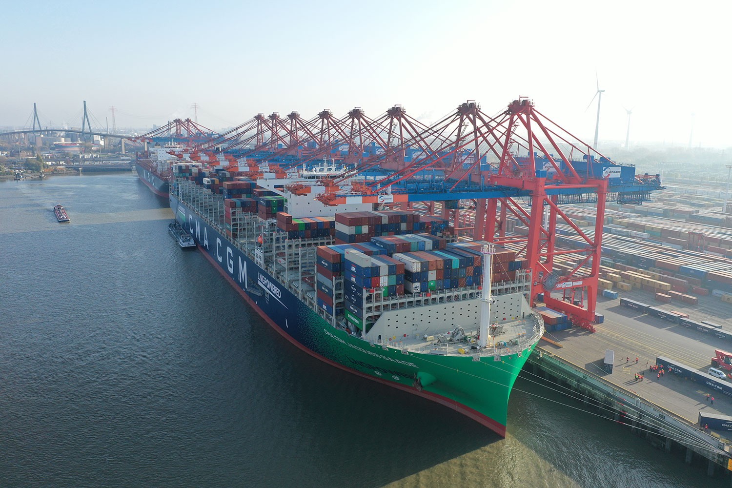 "CMA CGM Jacques Saade" am Eurogate Containerterminal in Hamburg