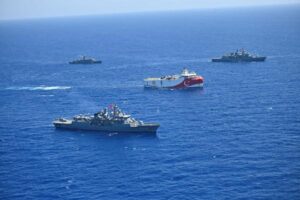 Mehrere türkische Kriegsschiffe begleiteten die Oruç Reis (Bild: MOD Türkei)