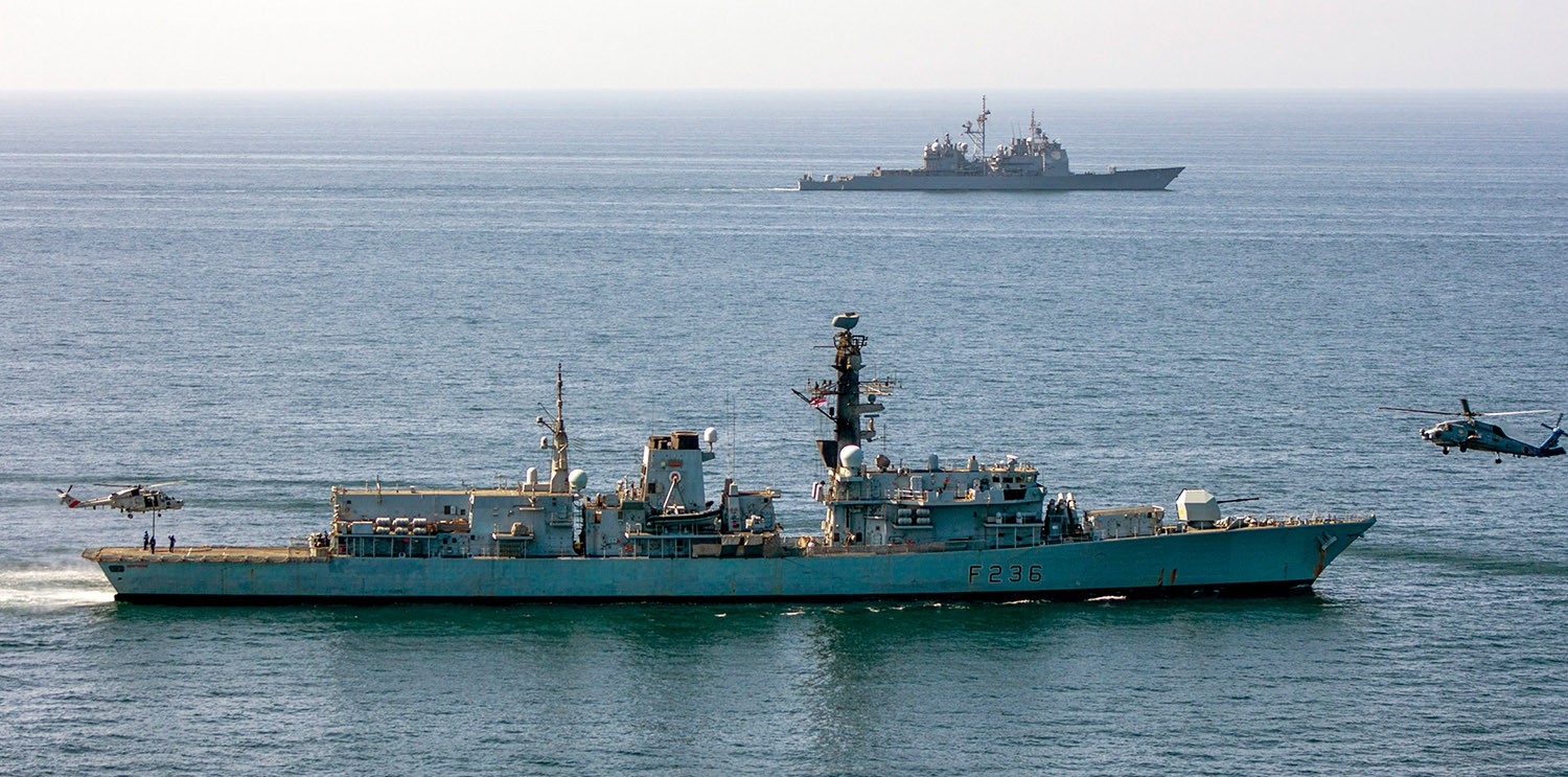 HMS Montrose (vorn) und USS Port Royal