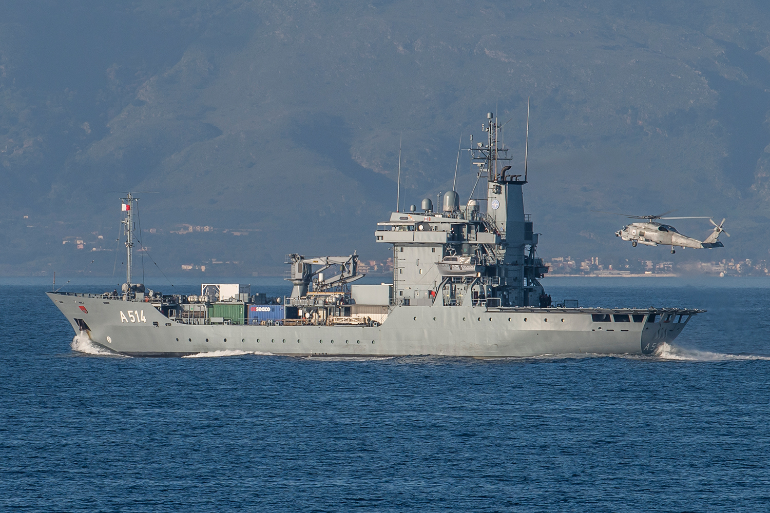 Auf dem Tender Werra landet ein Hubschrauber der griechischen Marine