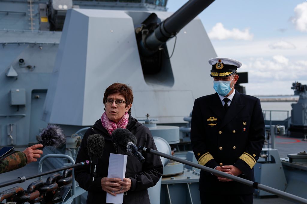 Pressetermin der Ministerin mit dem Kommandeur der Flottille an Bord