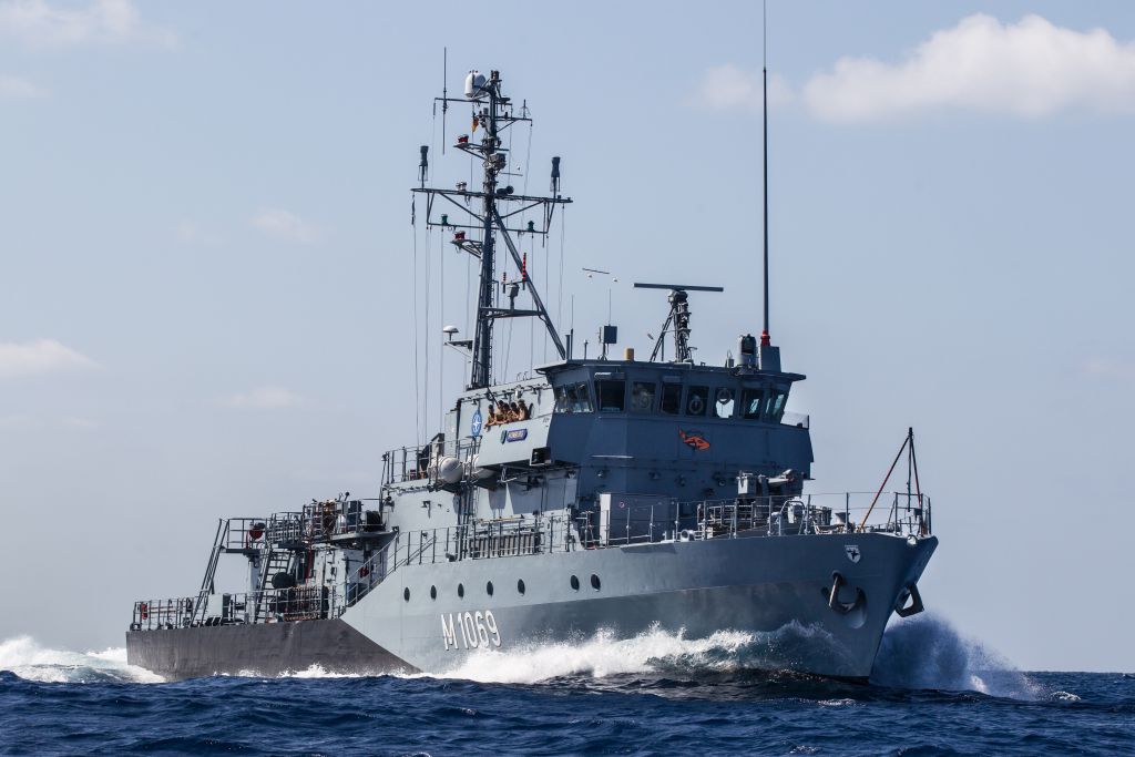 Wird modernisiert: Minenjagdboot HOMBURG, hier im NATO-Einsatz im Mittelmeer 2014, Foto. Deutsche Marine/Hannemann