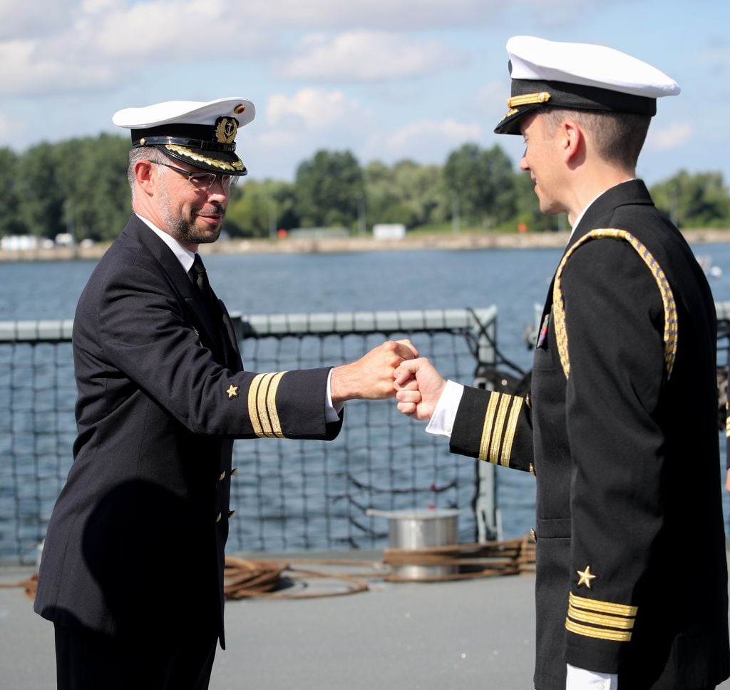 KKpt Störk, Kommandant Besatzung CHARLIE begrüßt Commander Chris MacDonald an Bord