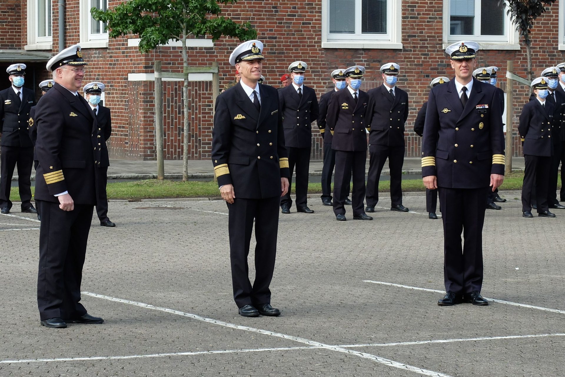 Es ist vollbracht:vlnr Kapitän zur See Eckhard Bödecker, Konteradmiral Christoph Müller-Meinhard,Kapitän zur See Jens Grimm